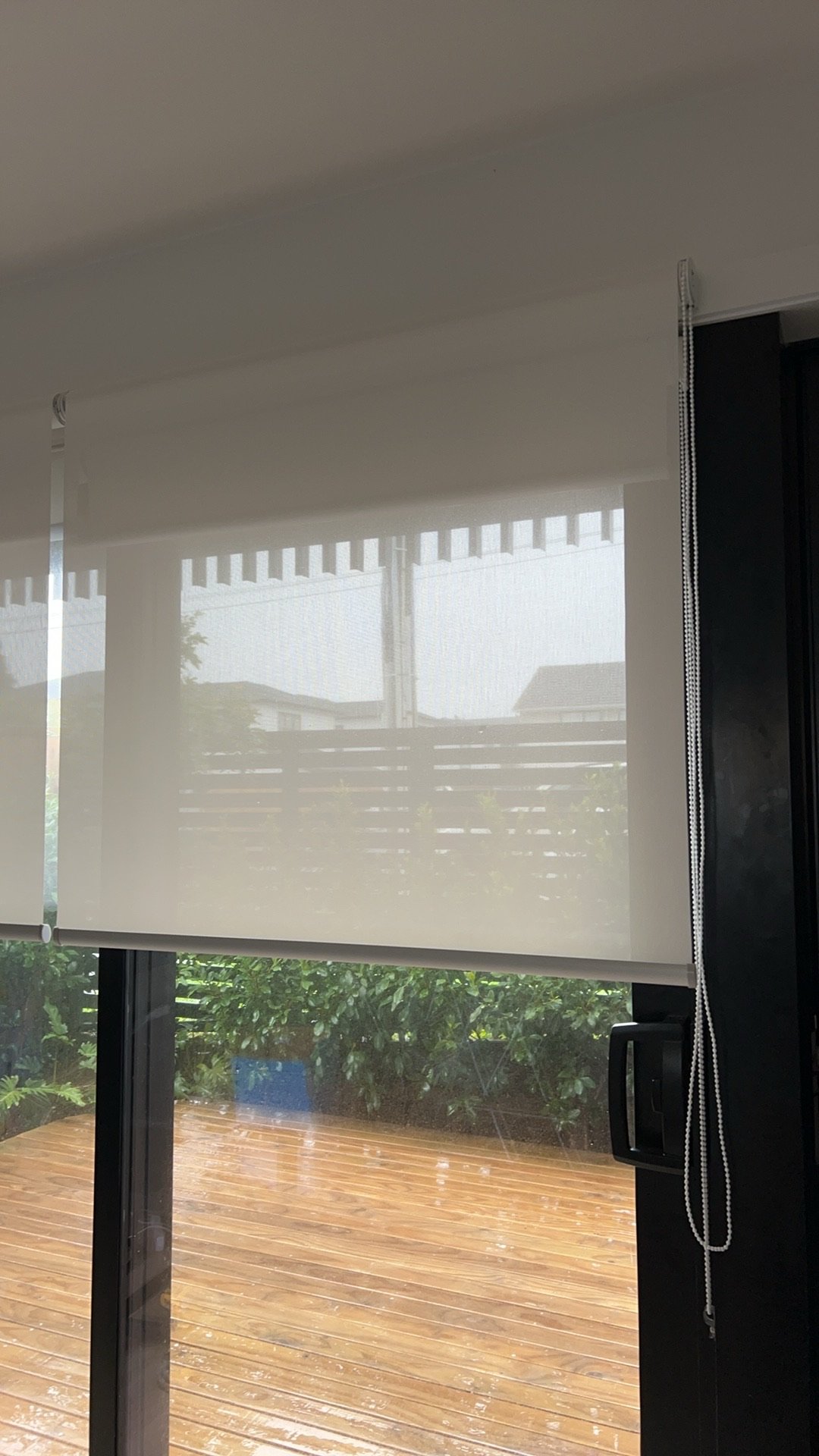 Sunscreen roller blind with view to the garden