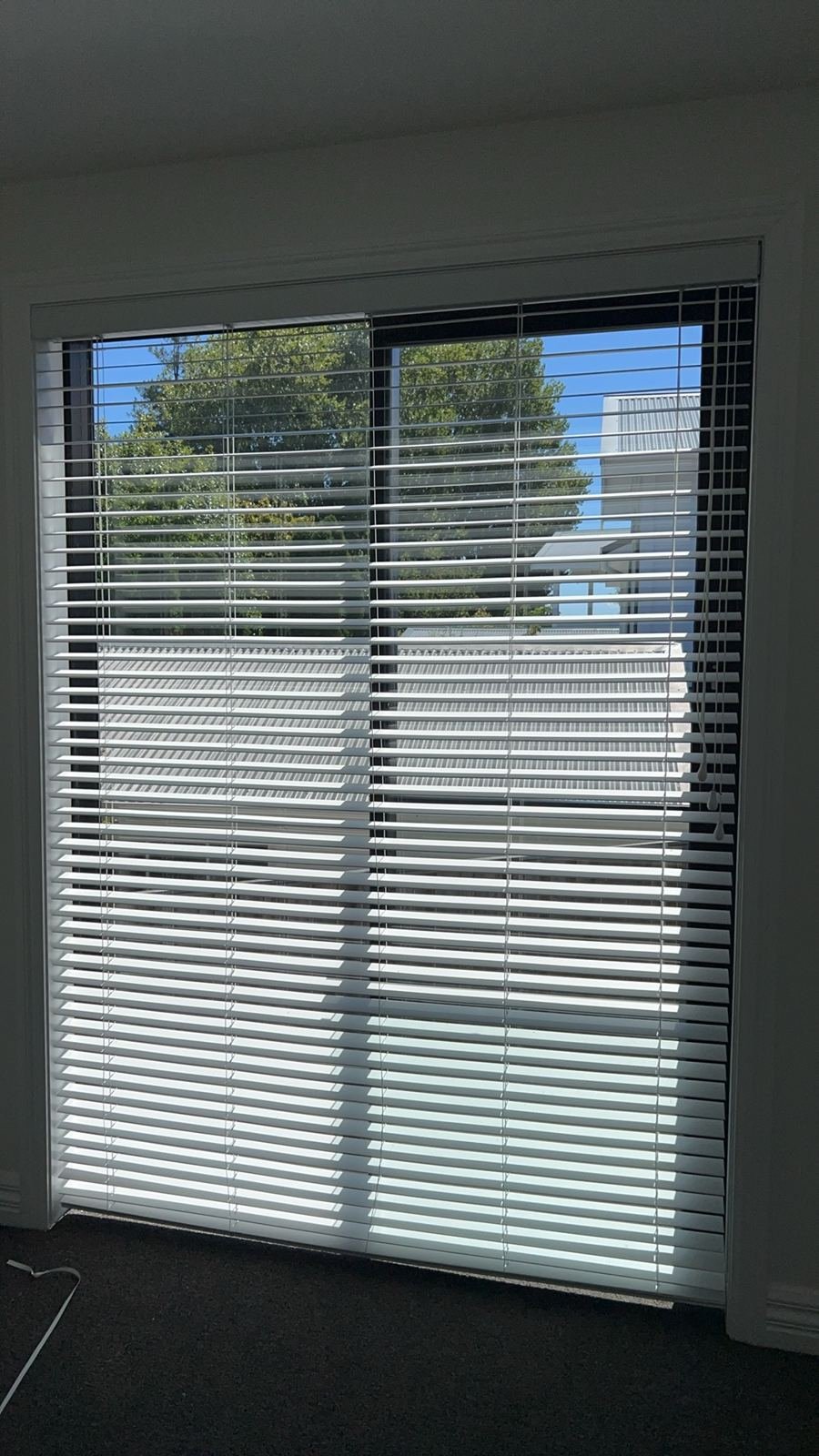 Venetian blinds installation